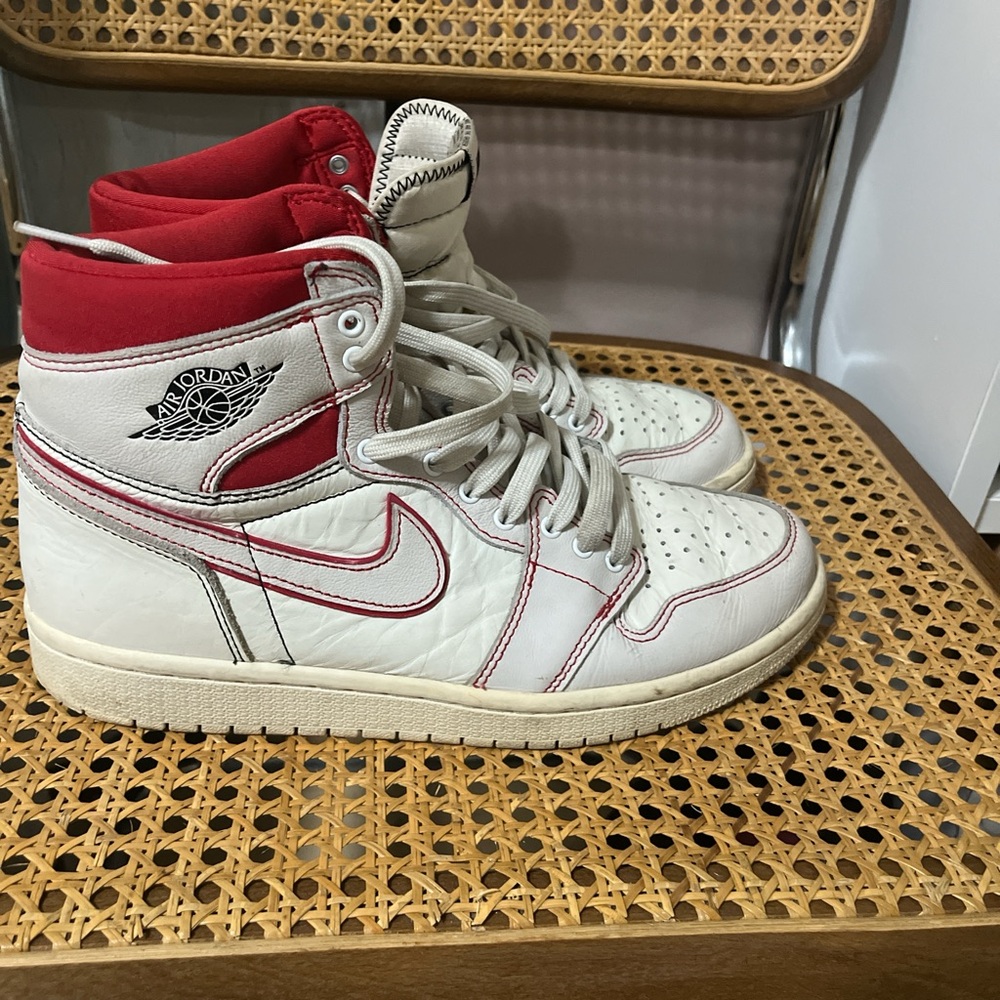 Jordan 1 Retro High
Phantom Gym Red